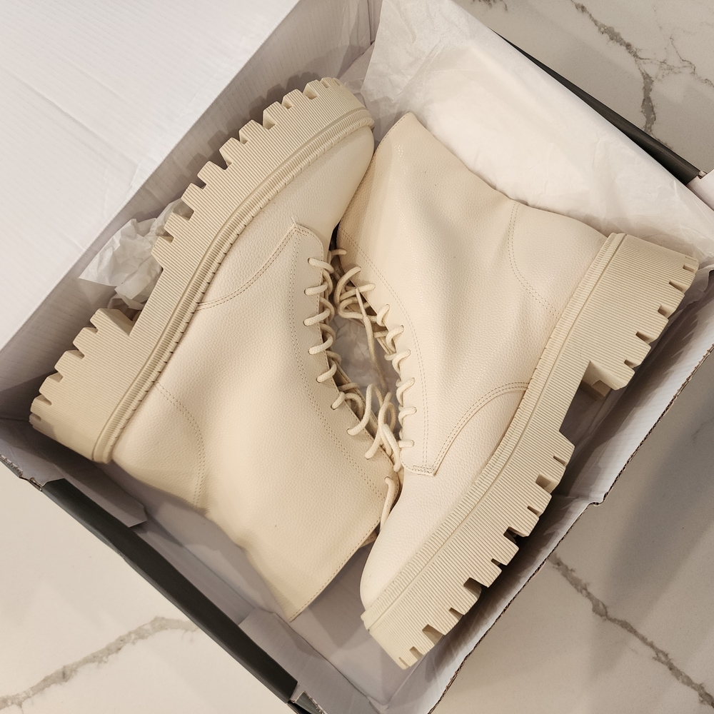 NIB Arezzo Maya Cream Ankle Boots Womens 10